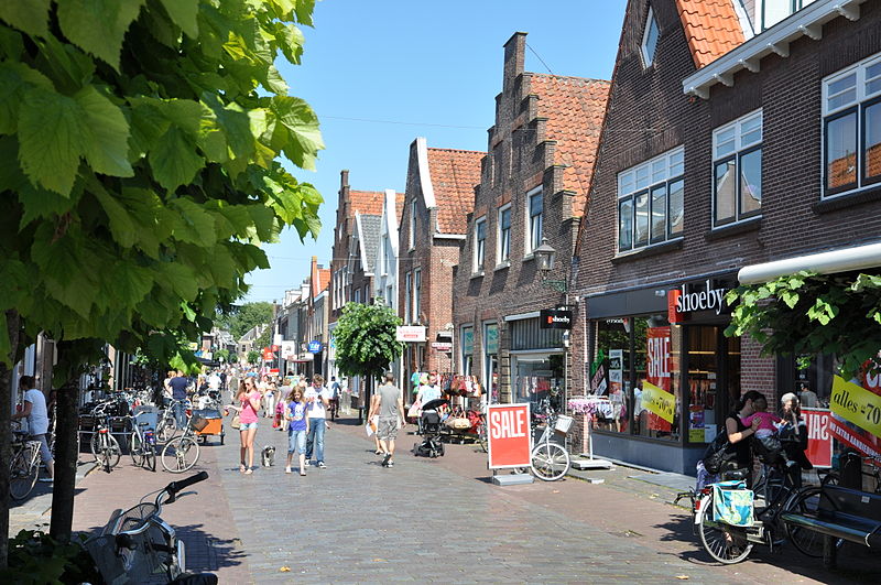 Benschopperstraat, één van de winkelstraten in IJsselstein.